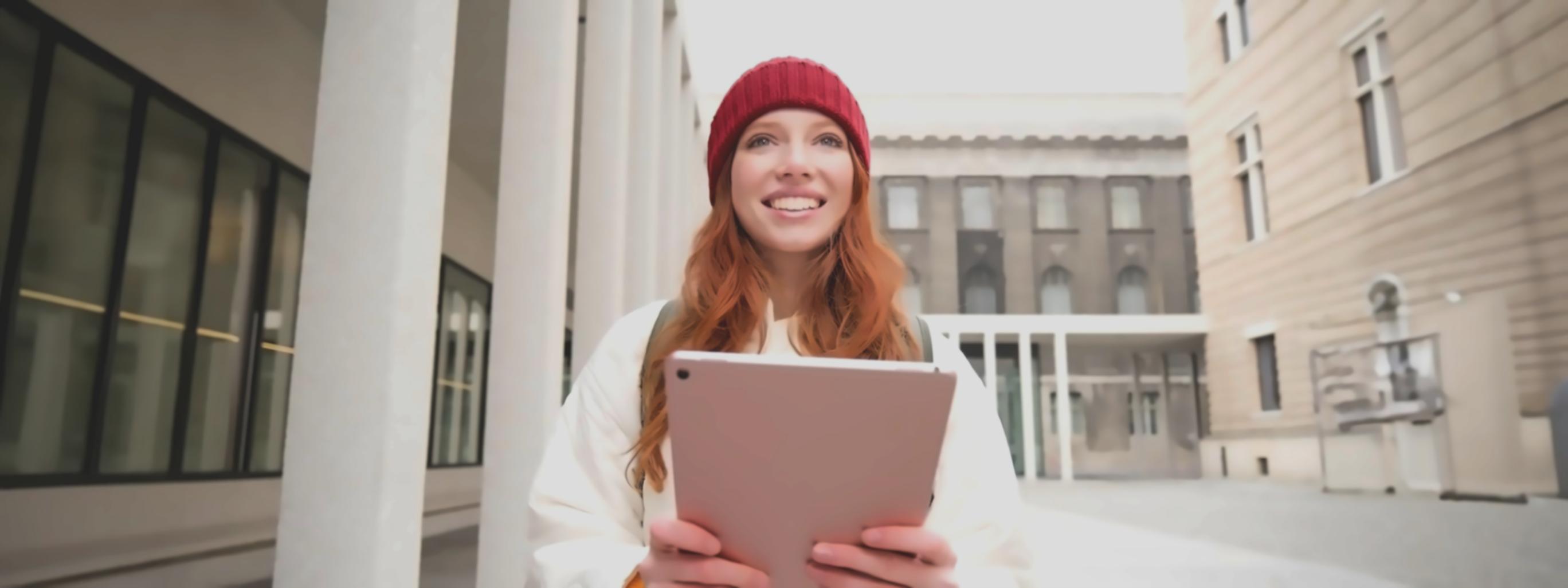 Moderne Büroumgebung mit Arbeitsplätzen für Finanzberatung