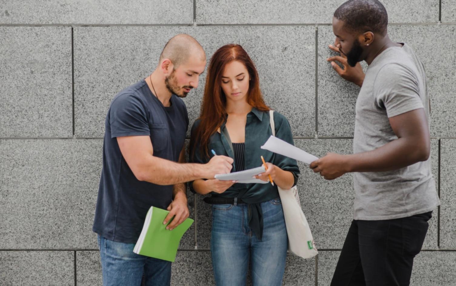 Teilnehmer beim gemeinsamen Lernen