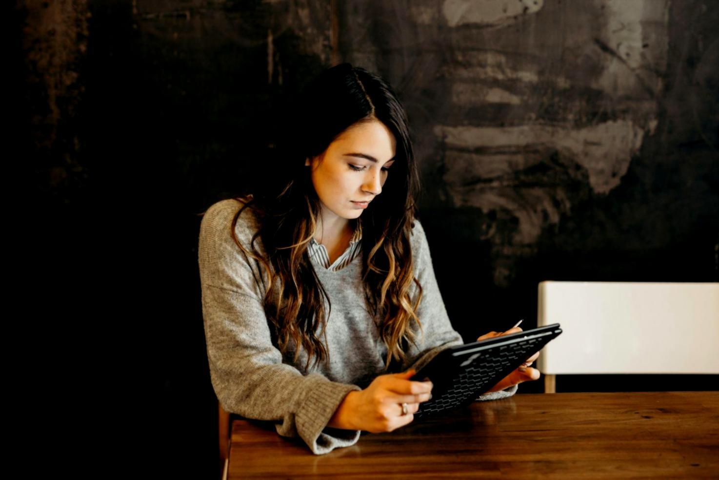 Studentin arbeitet an Finanzplanung am Laptop